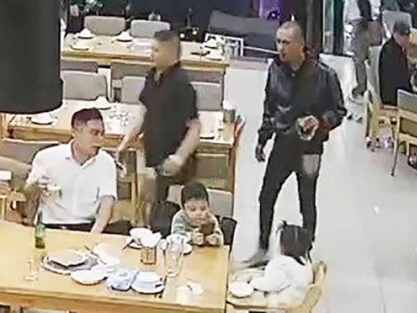 Người cha bị 2 côn đồ đánh trọng thương, 3 con nhỏ gào khóc kêu cứu