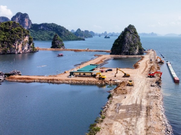 Sai phạm về môi trường, dự án quây núi đá vịnh Hạ Long làm 'hòn non bộ' bị dừng thi công