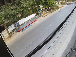 Kinh hoàng cảnh tượng học sinh bị ôtô đi sai làn tông văng lên nóc capo