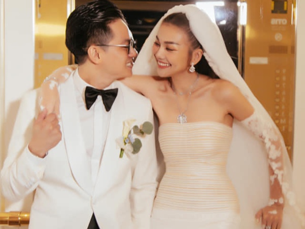 Thanh Hằng khoe ảnh nghỉ dưỡng cùng chồng nhạc trưởng, để lộ chi tiết là 'nóc nhà' quyền lực