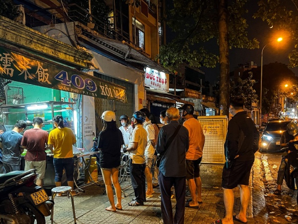 Quán 'xôi nhà xác” hơn 40 năm tuổi tại TP.HCM, khách xếp hàng đợi mua mỗi đêm