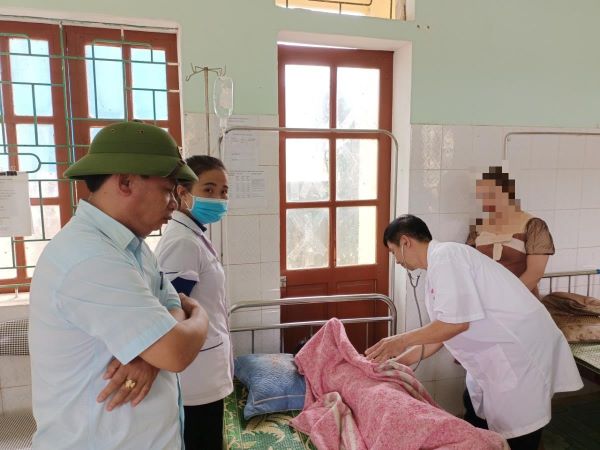 Bố mẹ cãi nhau, bé gái 11 tuổi ăn lá ngón tự tử