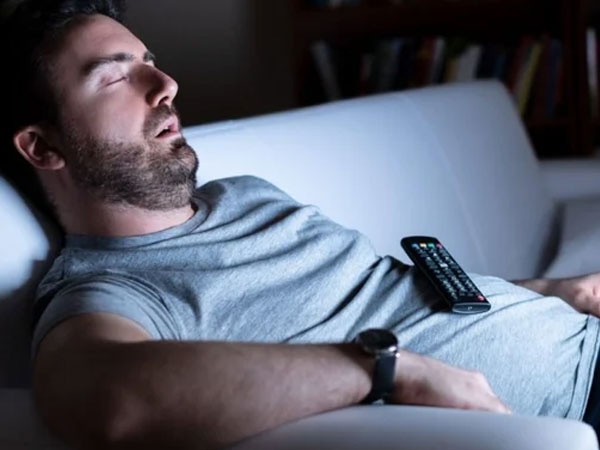 Bật tivi khi ngủ gây 4 nguy hại sức khỏe, làm gì để bỏ thói quen này?
