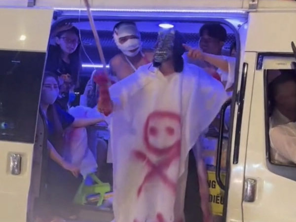 Phạt 8 người hoá trang 'ma quỷ' trên xe tang diễu phố đêm Halloween