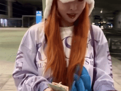 Đáng yêu như HyunA: Đi diễn ở TP.HCM về 'lì xì' tiền Việt cho fan Hàn