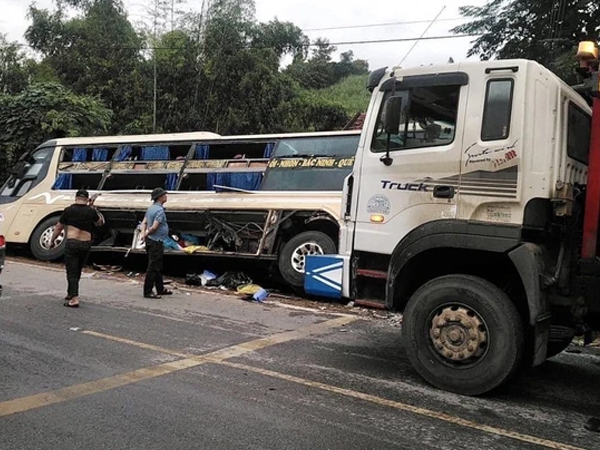Tai nạn liên hoàn giữa 3 xe khách và xe ôtô 7 chỗ trên quốc lộ