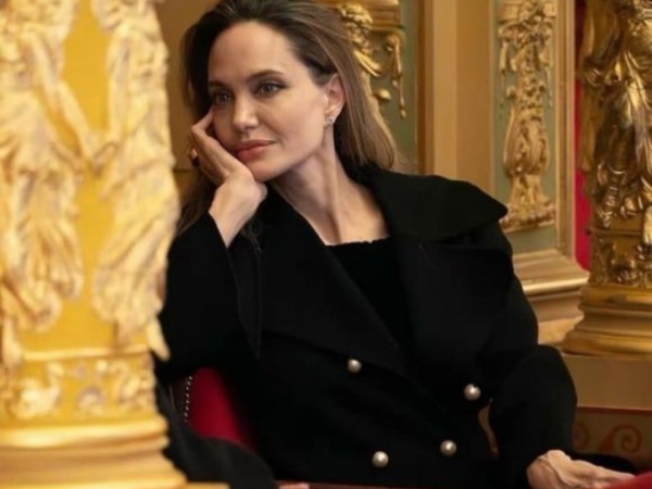 Angelina Jolie bất ngờ bật khóc, nhưng đôi bàn tay cô mới khiến người hâm mộ hoảng hồn