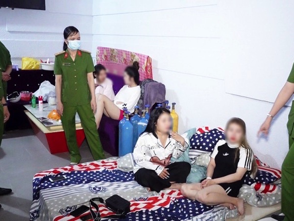 Phát hiện 4 nữ và 2 nam 'bay lắc' trong căn phòng có 50 bình khí cười
