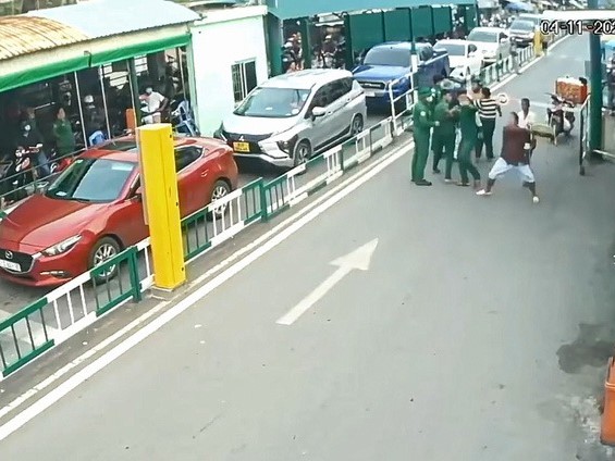 CLIP: Nhân viên phà Cát Lái bị tấn công bằng ghế
