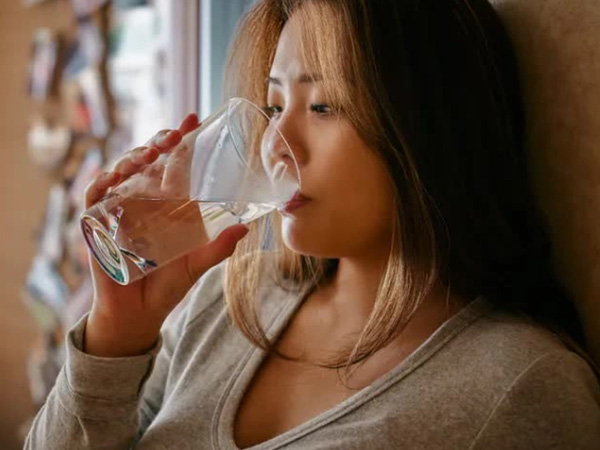 Uống quá nhiều nước có thể dẫn đến những cơn động kinh, dấu hiệu cảnh báo bạn đang 'dư thừa nước'