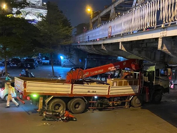 Xe cẩu tông dầm cầu Long Biên, 2 người bị thương