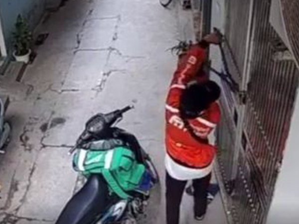Hà Nội: Đối tượng mặc áo shipper ngang nhiên cắt khóa cửa nhà dân giữa ban ngày