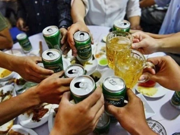 Vợ cấm chồng ra ngoài ăn nhậu có thể bị phạt 10 triệu đồng