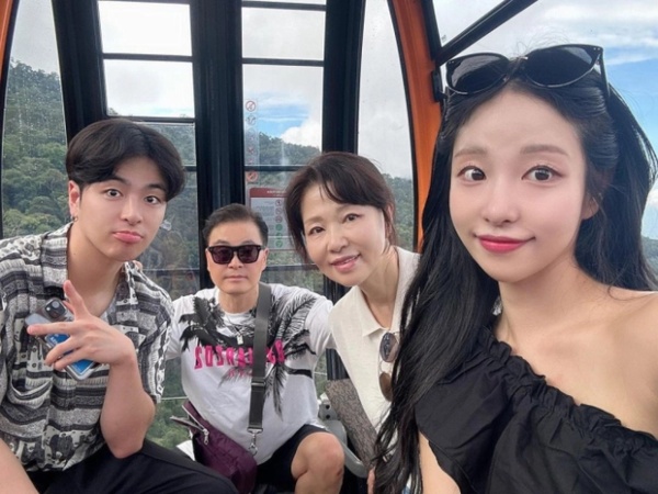 Nam idol đình đám mê mẩn Việt Nam: Vừa trở về từ TP.HCM liền đưa cả gia đình đi nghỉ dưỡng ở Đà Nẵng