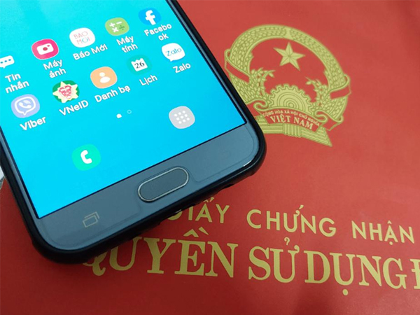 Người dân Hà Nội bất ngờ được yêu cầu mang sổ đỏ đi tích hợp VNeID