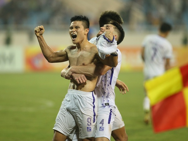 Tuấn Hải sánh ngang Cristiano Ronaldo trong danh sách ghi bàn, được AFC vinh danh