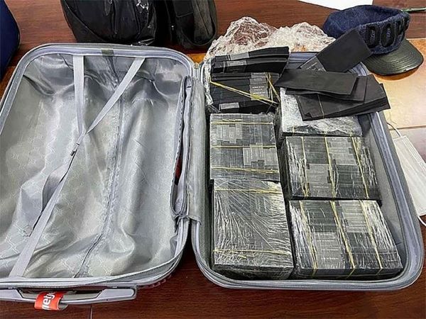 Mang hơn 1 triệu USD giả, nhuộm đen ra nước ngoài bán