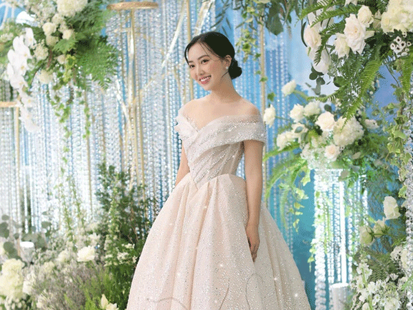 'Bóc giá' váy cưới của vợ cầu thủ Việt: Người chi cả tỷ đồng, một thiên kim tiểu thư siêu giàu lại cực giản dị
