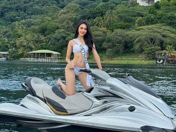 Bùi Quỳnh Hoa sexy diện bikini lái mô tô nước đẹp mắt ở Miss Universe 2023