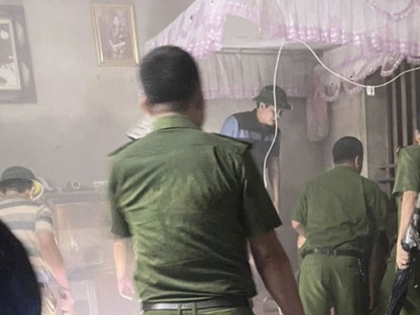 Mang 10 lít xăng tới nhà chồng cũ tưới lên người đòi tự thiêu