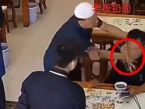 Bị chủ quán ném đĩa mì vào mặt, nam thực khách giận dữ "bóc phốt", tiệm ăn lên tiếng bóc trần sự thật đảo ngược tình thế