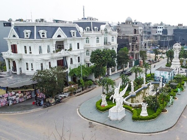 Choáng ngợp biệt thự 'khủng' san sát ở làng đại gia giàu có bậc nhất, đất ở đây đắt ngang phố cổ Hà Nội
