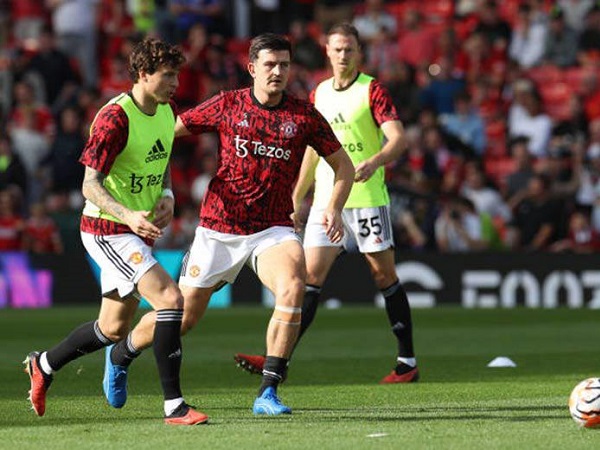 Maguire & Lindelof đá chính trận MU - Luton, Ten Hag lý giải Varane dự bị