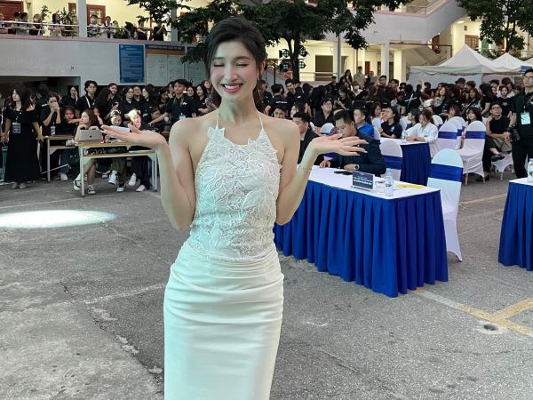 Phương Nhi về trường, tự tin khoe visual 'tiên tỷ' giữa đám đông sinh viên