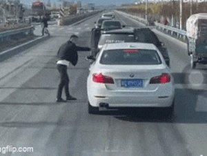 Tranh làn trên cao tốc, người đàn ông làm một việc khiến tài xế BMW tái mặt vội cố thủ trong xe