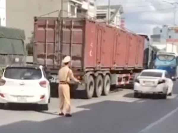 Video: Tài xế lùi xe tốc độ cao bỏ chạy như trong phim khi gặp 'chốt' đo nồng độ cồn