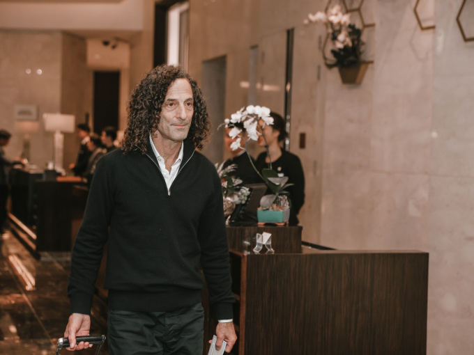 Kenny G đã đến Hà Nội, mang theo cây kèn đặc biệt để đấu giá