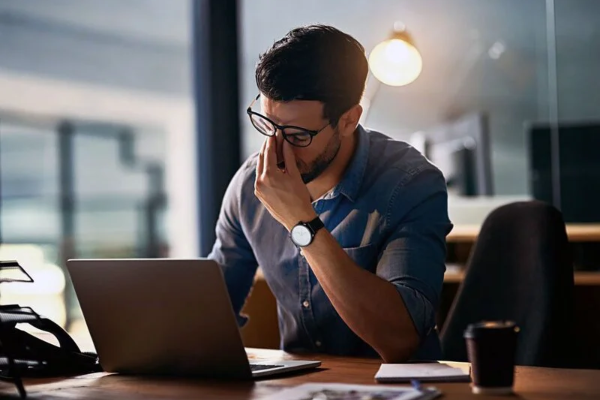 Nhìn màn hình máy tính bao lâu thì phải nghỉ ngơi ?