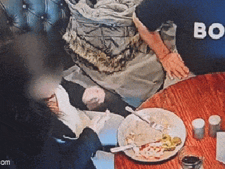 Hai thực khách bày trò tinh vi để ăn miễn phí ở nhà hàng, camera giám sát ghi lại cảnh khó tin