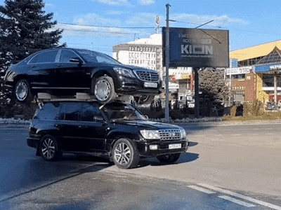 Xe 'chủ tịch' Toyota Land Cruiser chở Maybach trên nóc, cách đưa xe lên gây tò mò