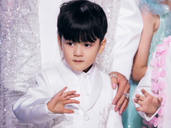 Đàm Vĩnh Hưng cùng con trai 'ton sur ton', tự tin sải bước trên sàn catwalk