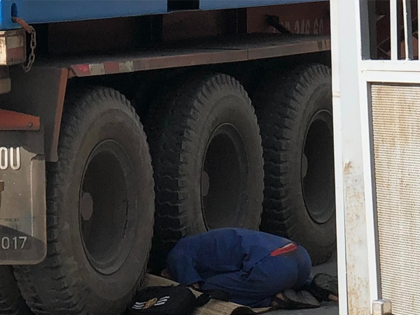 Chồng quỳ gối, gào khóc bên xác vợ mắc kẹt dưới bánh xe container