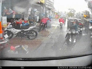 Kinh hoàng clip ghi lại khoảnh khắc tai nạn liên hoàn nghiêm trọng ở Thủ Đức, xe nằm la liệt