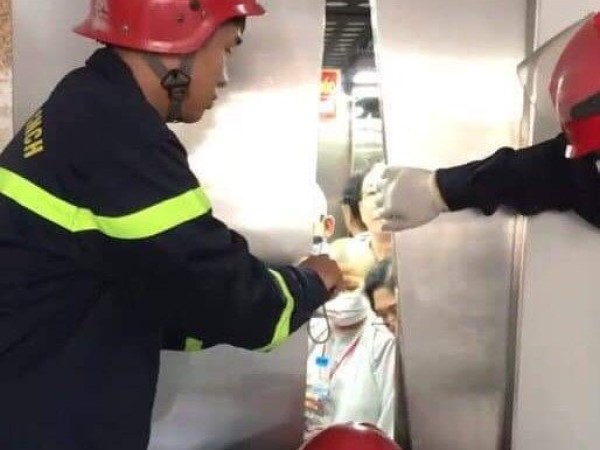 TP Hồ Chí Minh: Giải cứu thành công 9 người kẹt trong thang máy