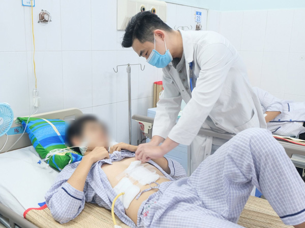 Hay bỏ bữa, thức khuya, nam sinh 16 tuổi phải cắt nửa dạ dày