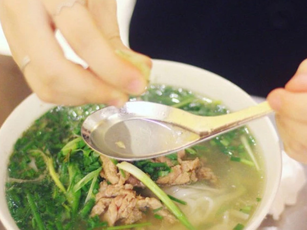 Có nên vắt chanh vào bát phở nóng hổi?