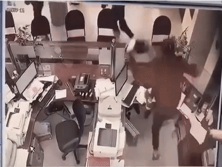 Clip: Tên cướp táo tợn dùng dao xông vào cướp ngân hàng ở Nghệ An
