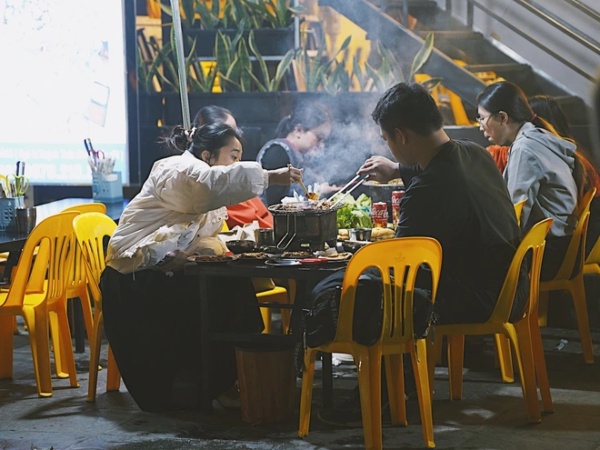 Giới trẻ Hà Nội đi ăn lẩu nướng đông nghịt nhân ngày gió lạnh: Thế này mới là tận hưởng chứ!
