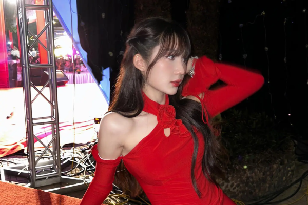 Đang trình diễn cực nóng bỏng, nữ streamer kiêm ca sĩ hoảng hồn khi nhìn xuống dưới hàng ghế khán giả