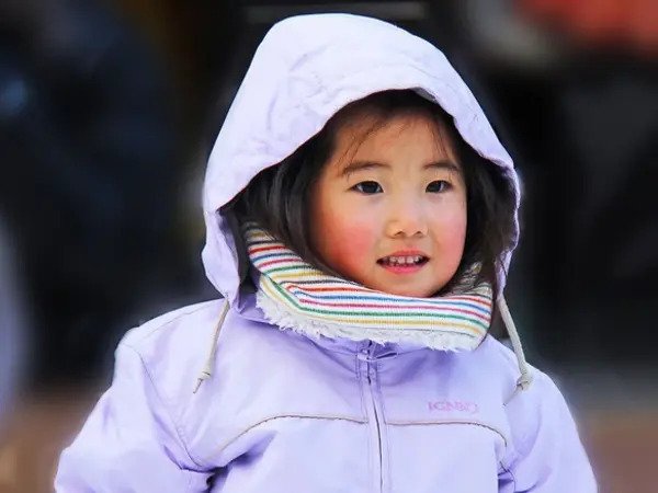 Trời lạnh đột ngột, cha mẹ cần làm gì để trẻ không bị cảm lạnh, viêm phổi?