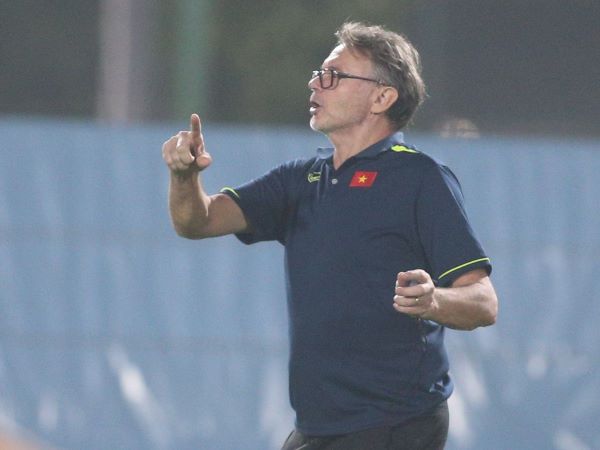 Tuyển Việt Nam: Ông Troussier trẻ hoá, nhưng đừng thành non nớt