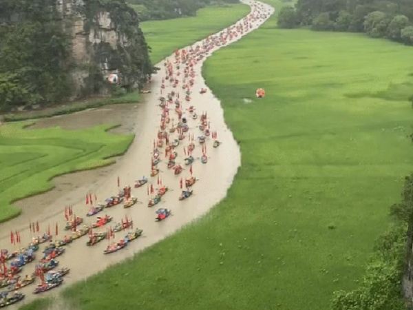 Đi Ninh Bình mùa mưa, du khách gặp cảnh tượng 'dở khóc dở cười' nhưng cũng rất thú vị khi đi thuyền trên sông