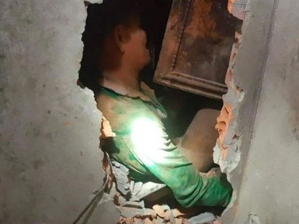 Đục tường giải cứu hai vợ chồng bị hàng trăm khối đất đá vùi lấp trong nhà