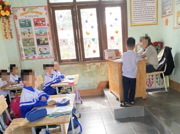 Xôn xao hình ảnh học sinh lớp 6 'dạy học' thay mẹ