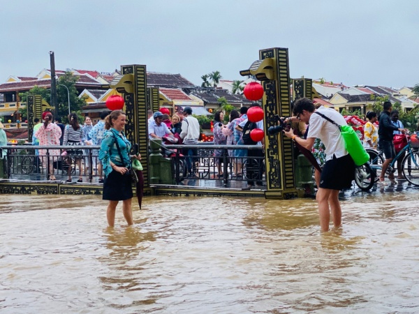 Khách Tây thích thú lội nước chụp ảnh, chèo thuyền tham quan Hội An mùa nước lũ