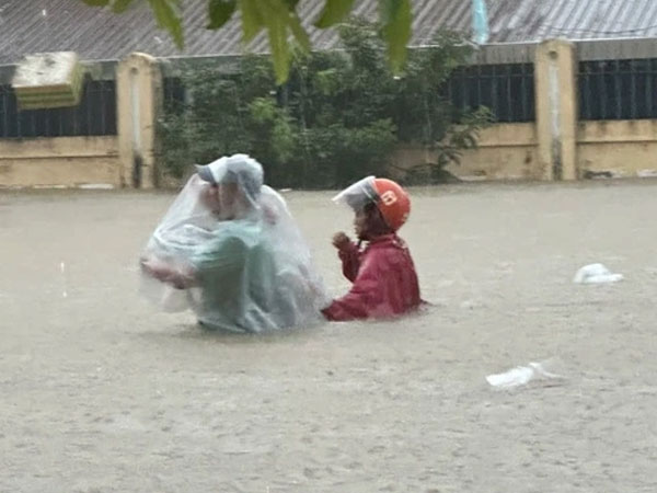 Lũ sông Hương lên nhanh trong đêm, người dân TP Huế thức trắng ứng phó